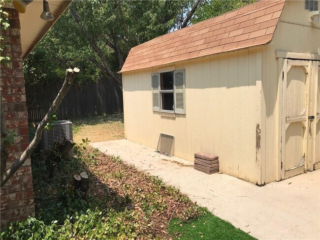 Building Photo - 1406 Briarcrest Dr