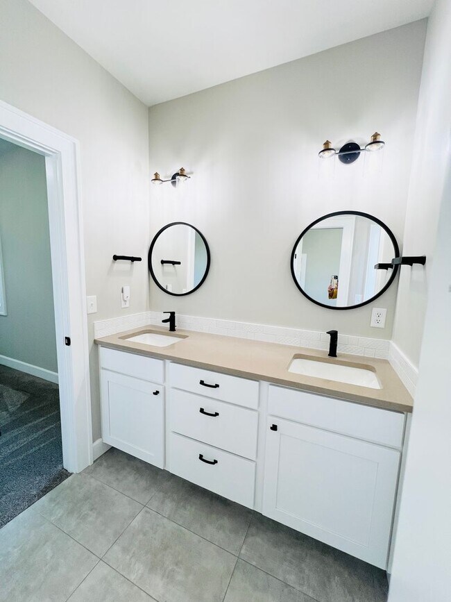 Building Photo - Luxury Rental
