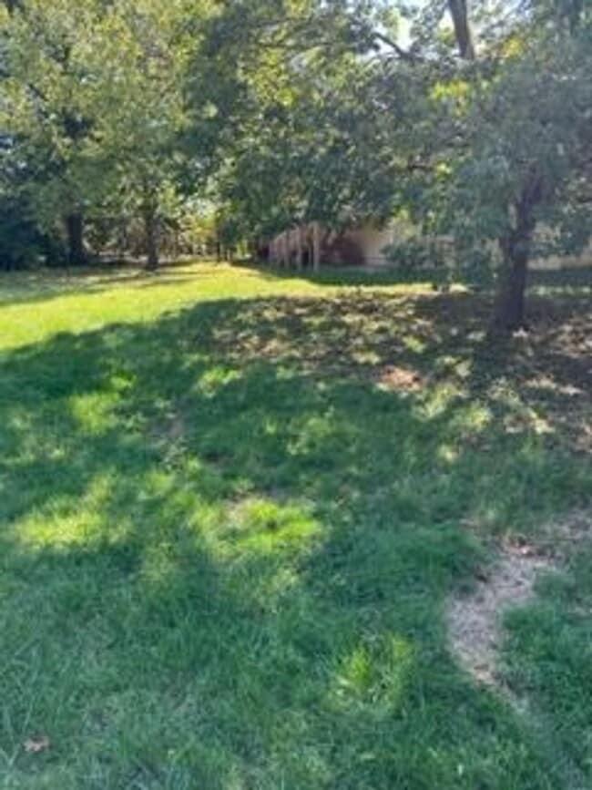 Building Photo - 3 Bed/1.5 Bath Home in Lees Summit!