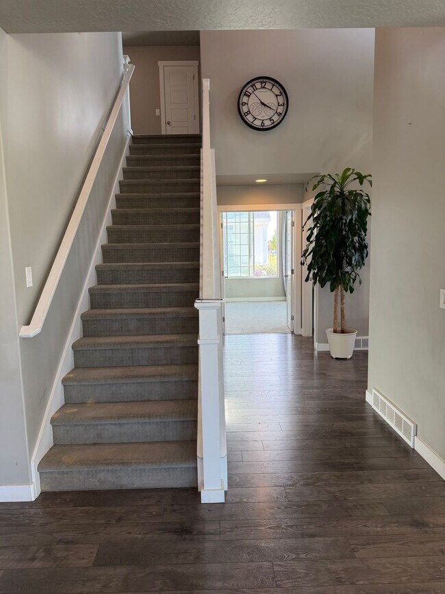 Building Photo - Beautiful 5-Bedroom Home in Lehi - Plenty of Storage!