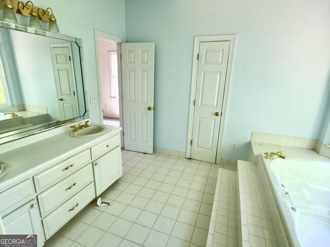 Building Photo - 219 Deerhill Dr