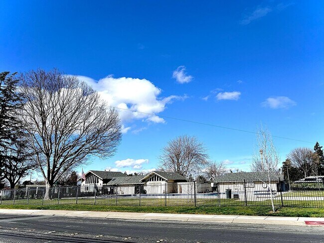 Building Photo - 2152 Athene Dr