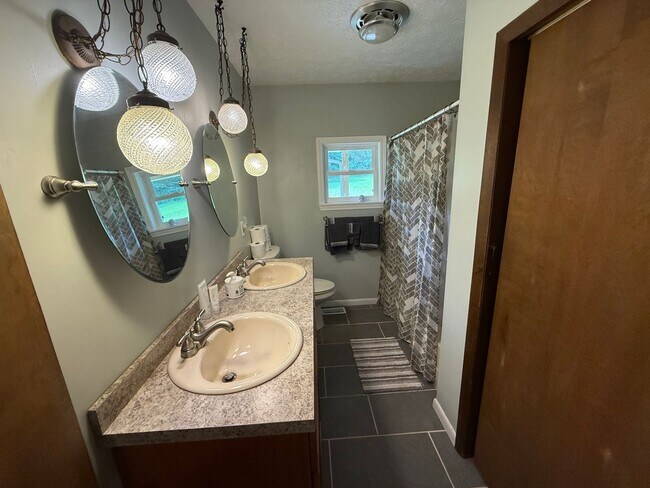 Building Photo - Beautiful 2 Bedroom in Secluded Area