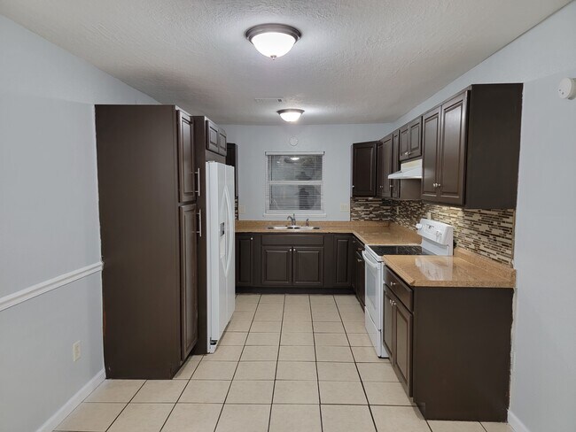 Building Photo - 7210 N Manhattan Ave