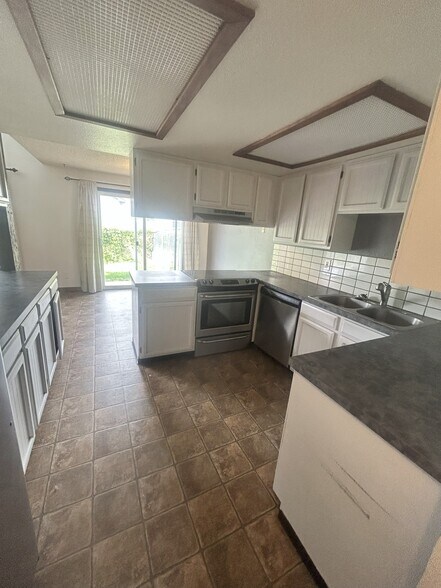 kitchen - 2115 Pleasanton St