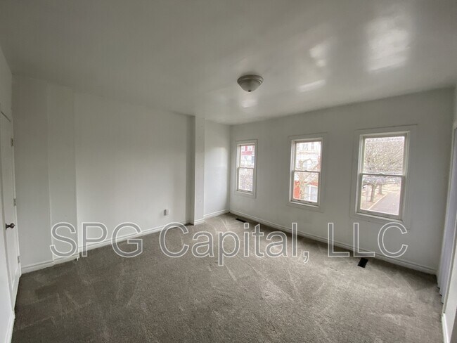 Building Photo - 226 S Pine St