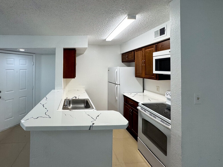 Building Photo - 2946 S University Dr