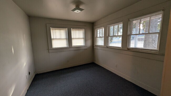 Building Photo - 3BR/1BA -- Deck, Separate Dining Room, In-Unit Laundry