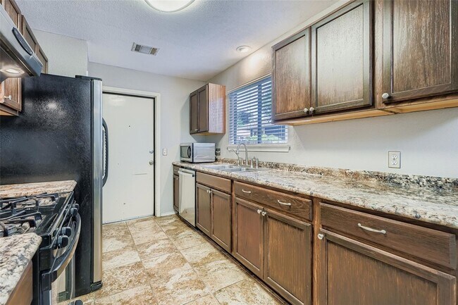 Building Photo - 9802 Briar Ridge Dr