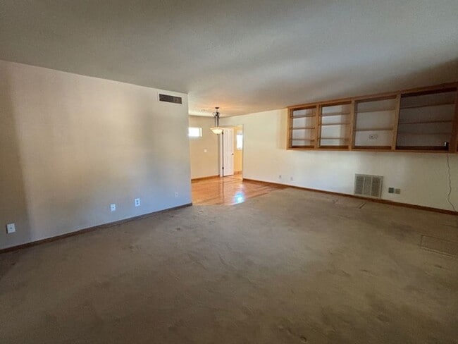 Building Photo - 3 Bedroom - 2 Bath Pool Home on the Golf Course