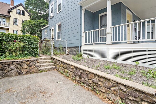 Building Photo - 135 Clifton St
