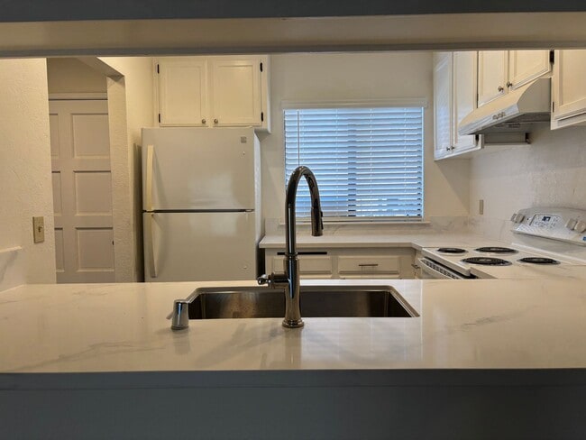 Building Photo - Completely remodeled and updated condo close to Fresno State and shopping. *Ask about the Move-in...