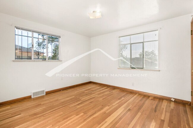 Building Photo - Spacious Duplex with Central AC and Washer...