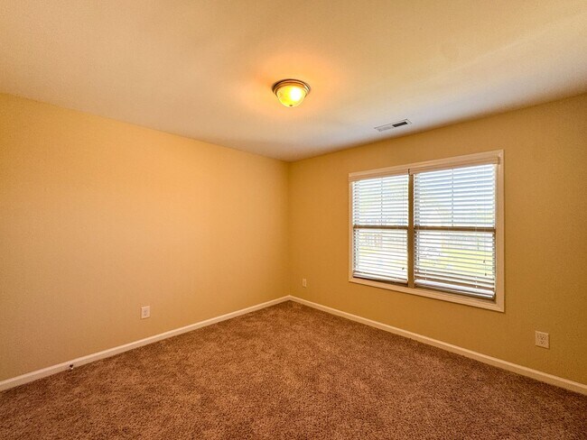 Building Photo - Stunning 4 Bed 2.5 Bath Raeford Home
