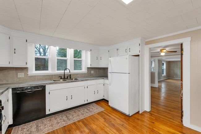 Building Photo - 86 Main St