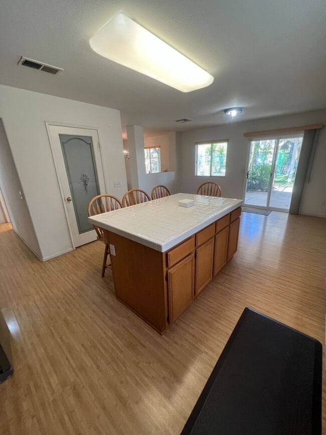 Building Photo - Spacious 6-Bedroom Home with Loft in Prime...