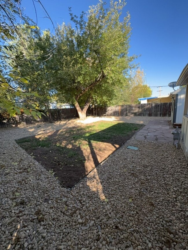 Building Photo - Beautifully Updated 3 Bedroom 2 Bath Home ...