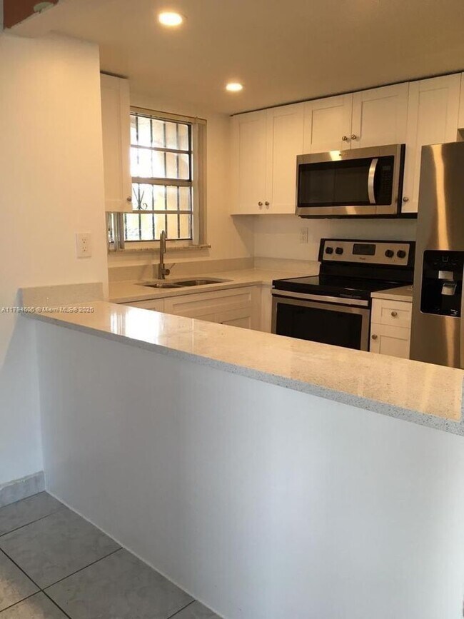 Building Photo - 8897 Fontainebleau Blvd