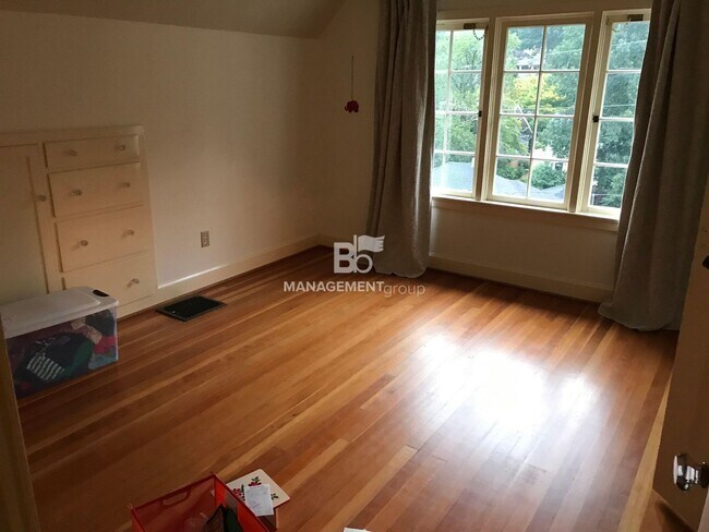 Building Photo - 2741 SW Old Orchard Rd