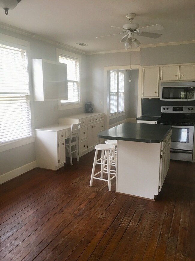 Building Photo - Charming and spacious 3 bedroom cottage in downtown Conway!