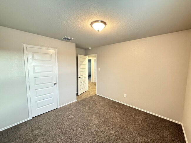 Building Photo - 4 Bedrooms, 2.5 Bathroom house with a huge back yard in New Braunfels!