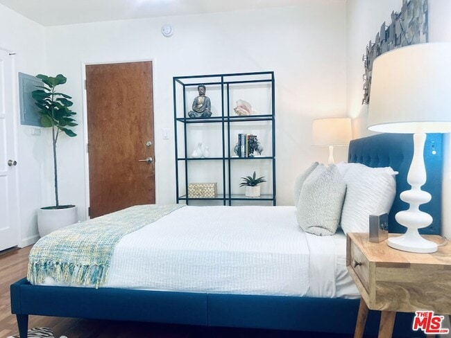 Building Photo - 1860 Alexandria Ave