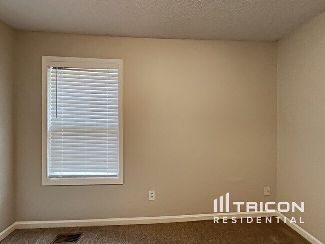 Building Photo - 226 Thorn Thicket Way