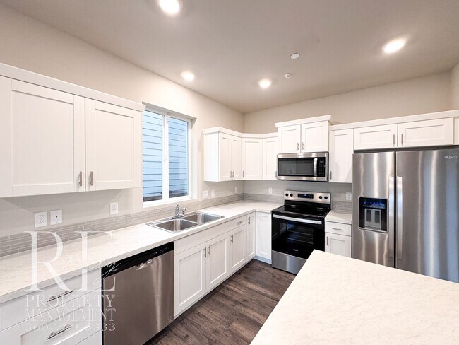 Building Photo - Light-Filled Newer Bremerton Home with Loft, Fenced Yard & 2-Car Garage