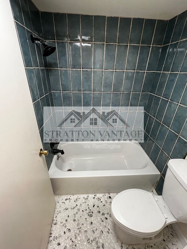 Building Photo - 2625 E Indian School Rd