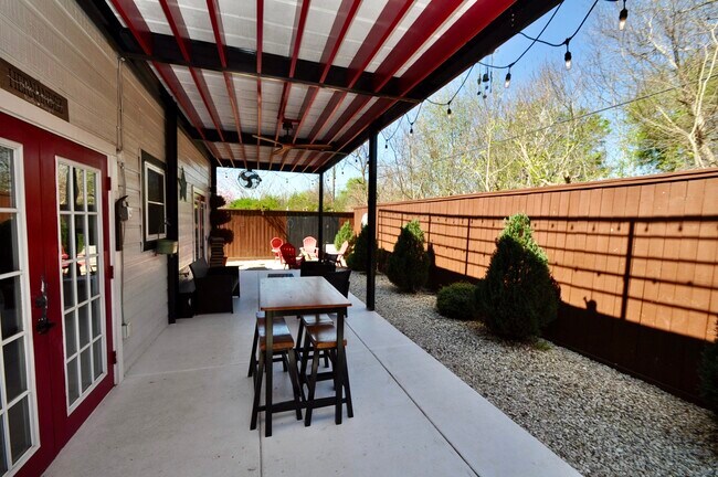 Building Photo - 3330 Beran Dr