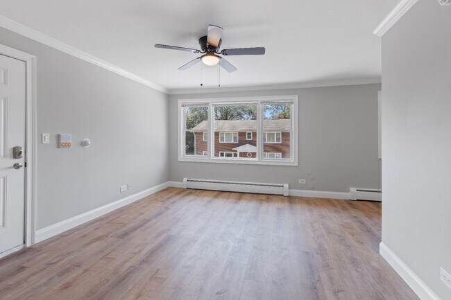 Building Photo - Rehabbed 2 Bedroom In Prime Lake Bluff Location - Pet Friendly - Free Parking!