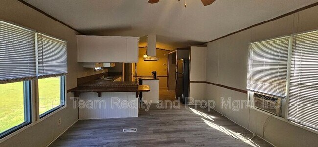 Building Photo - 2935 Cedarvale Rd