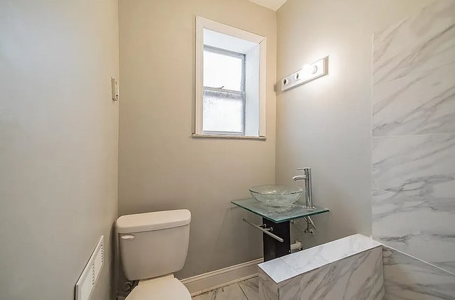 Building Photo - 6424 Carlton St