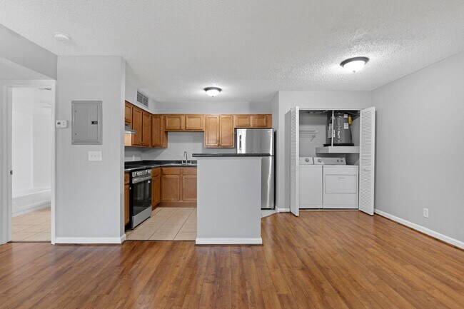 Building Photo - 1/1 Condo in Gated Lakefront Community ~ Laminate Flooring and Brand-New SS Appliances!!