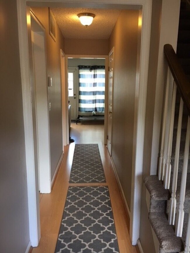 Building Photo - 2BD + Office Space/2.5 Bath - Townhome in ...
