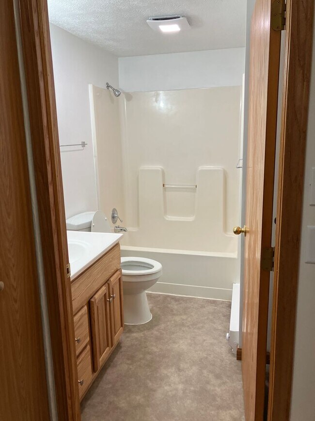 Building Photo - 1 Bedroom Unit available soon at New Breme...