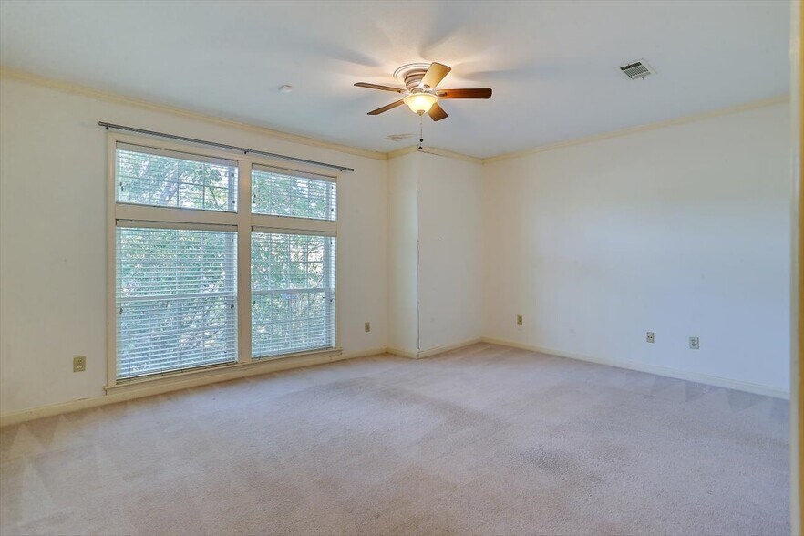 Building Photo - 1330 Roxbury Ct