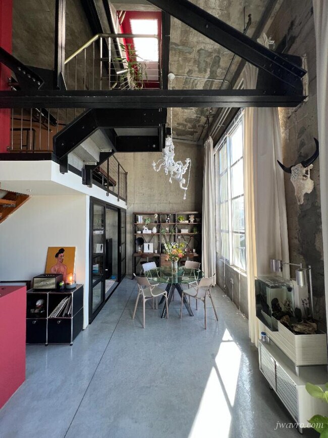 Building Photo - 560 Haight St