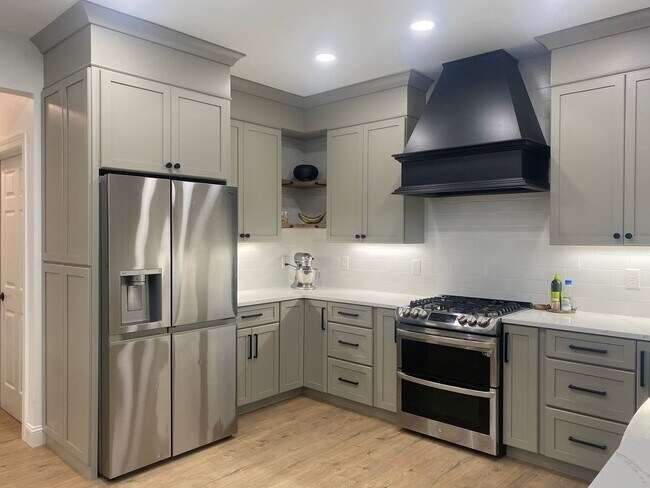 Building Photo - Beautiful Executive Style Home in the Stun...