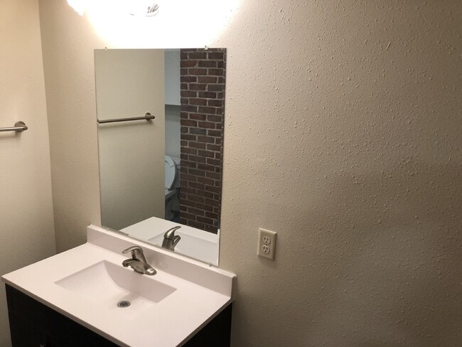 Building Photo - Huge 5 Bed 2 Bath home near UWEC with big ...