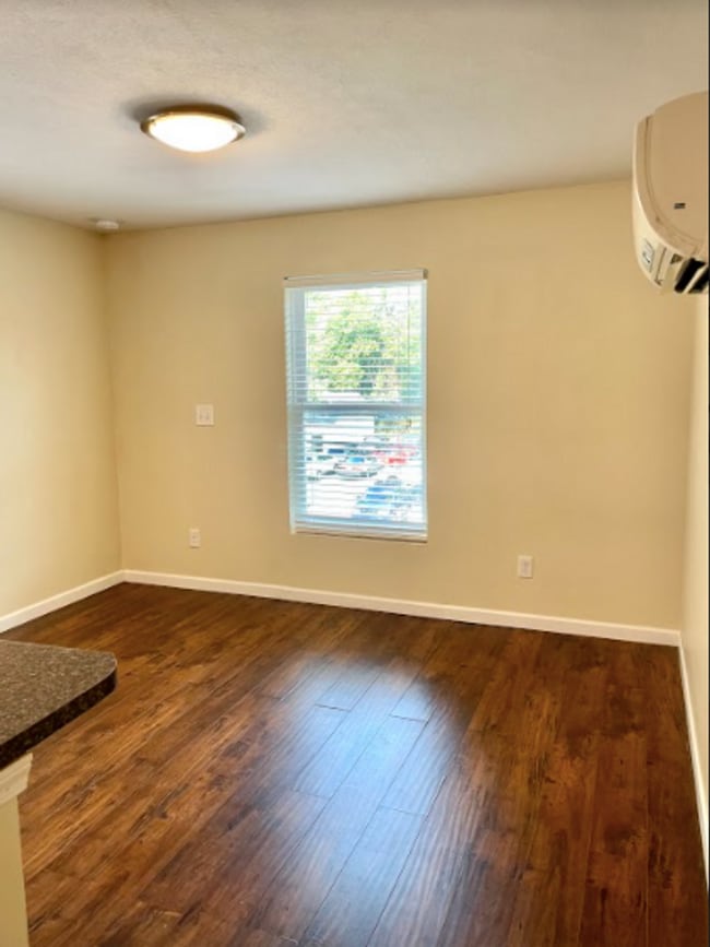 Building Photo - 1 Bedroom Apartment