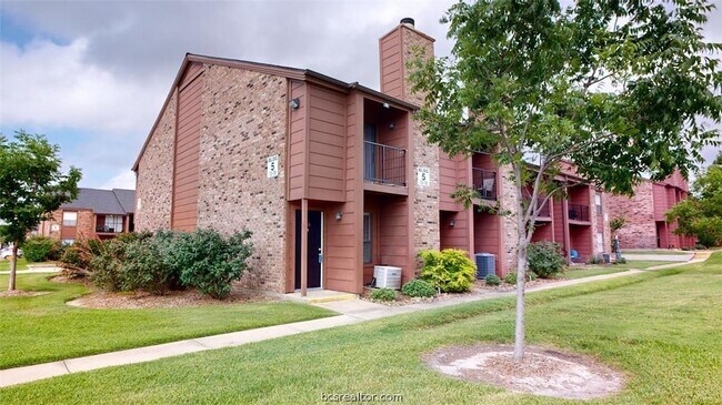 Building Photo - 904 University Oaks Blvd