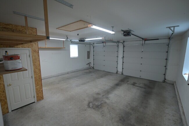 Building Photo - 3 bed 2 bath home near Carrie Blake Park, ...