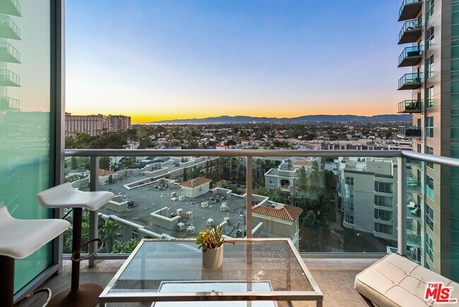 Building Photo - 13700 Marina Pointe Dr