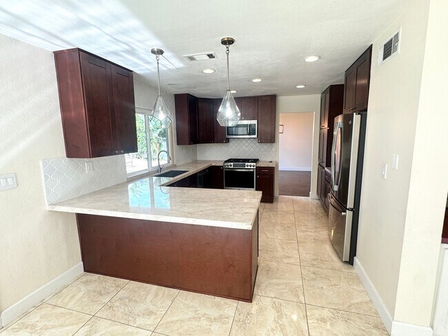 Building Photo - Rare opportunity spacious remodeled Camarillo Home on cul-de-sac with Electricity included!