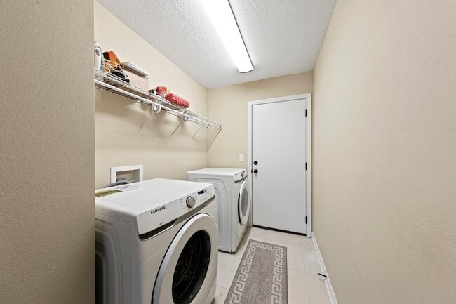 Building Photo - 876 Fairview Dr