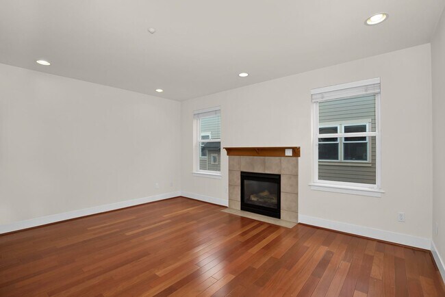 Building Photo - Efficient and Updated Townhouse Ready for Move-in!