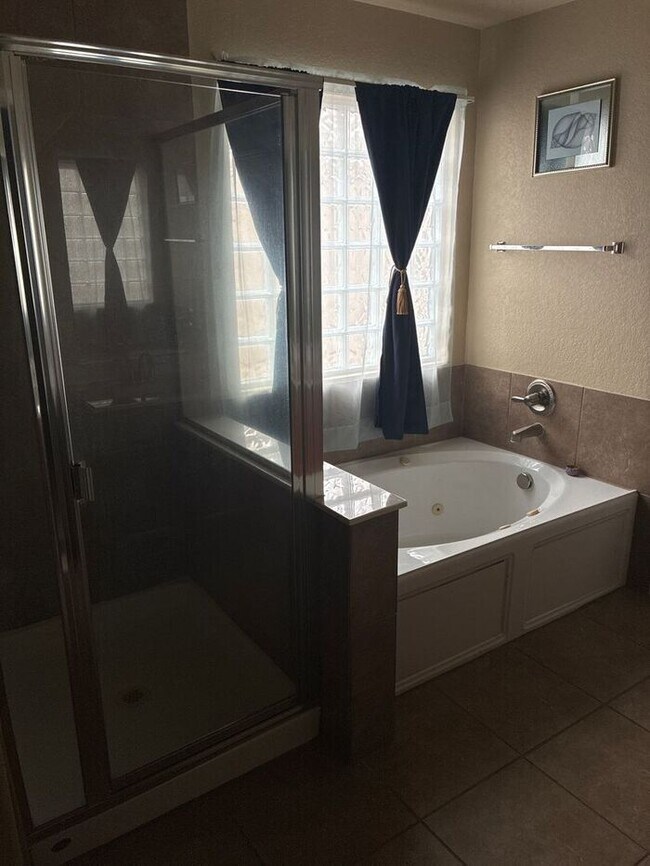 Building Photo - 5BR/4BA w/ Fenced Yard + Covered Parking in Schertz, TX