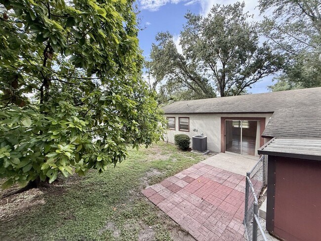 Building Photo - 1502 W Country Club Dr