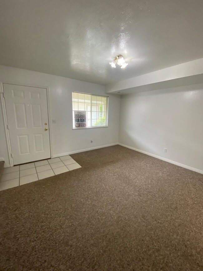 Building Photo - 1556 Talon Dr